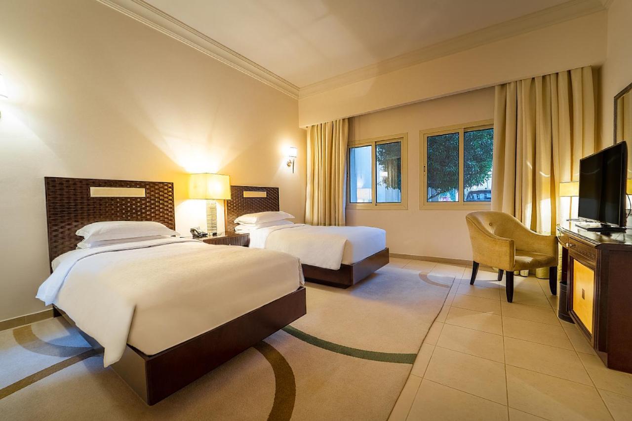 Grand Hyatt Doha Hotel & Villas Exterior photo A room at the hotel