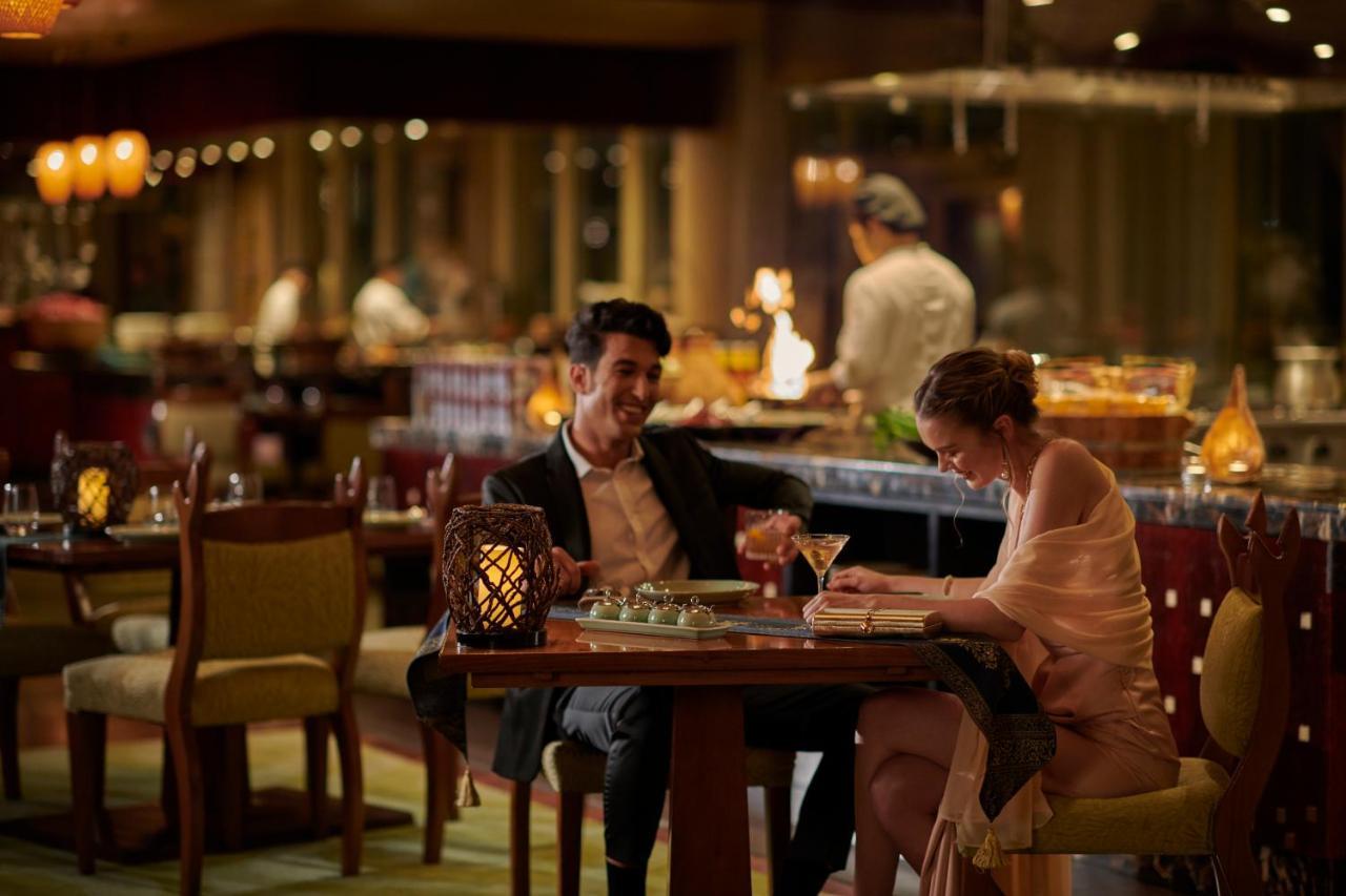 Grand Hyatt Doha Hotel & Villas Exterior photo A couple dining at the restaurant