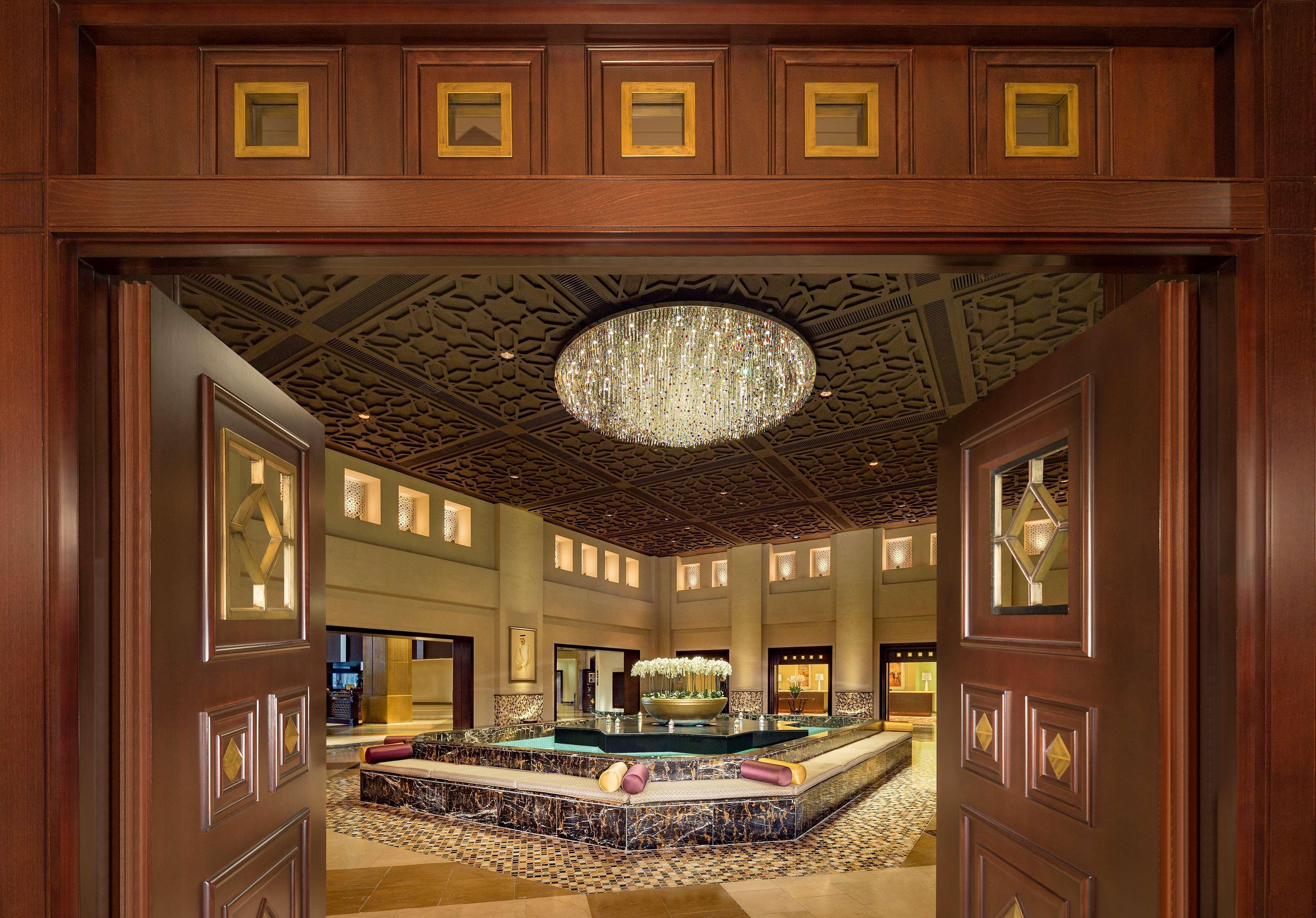 Grand Hyatt Doha Hotel & Villas Exterior photo The lobby of the Emirates Palace