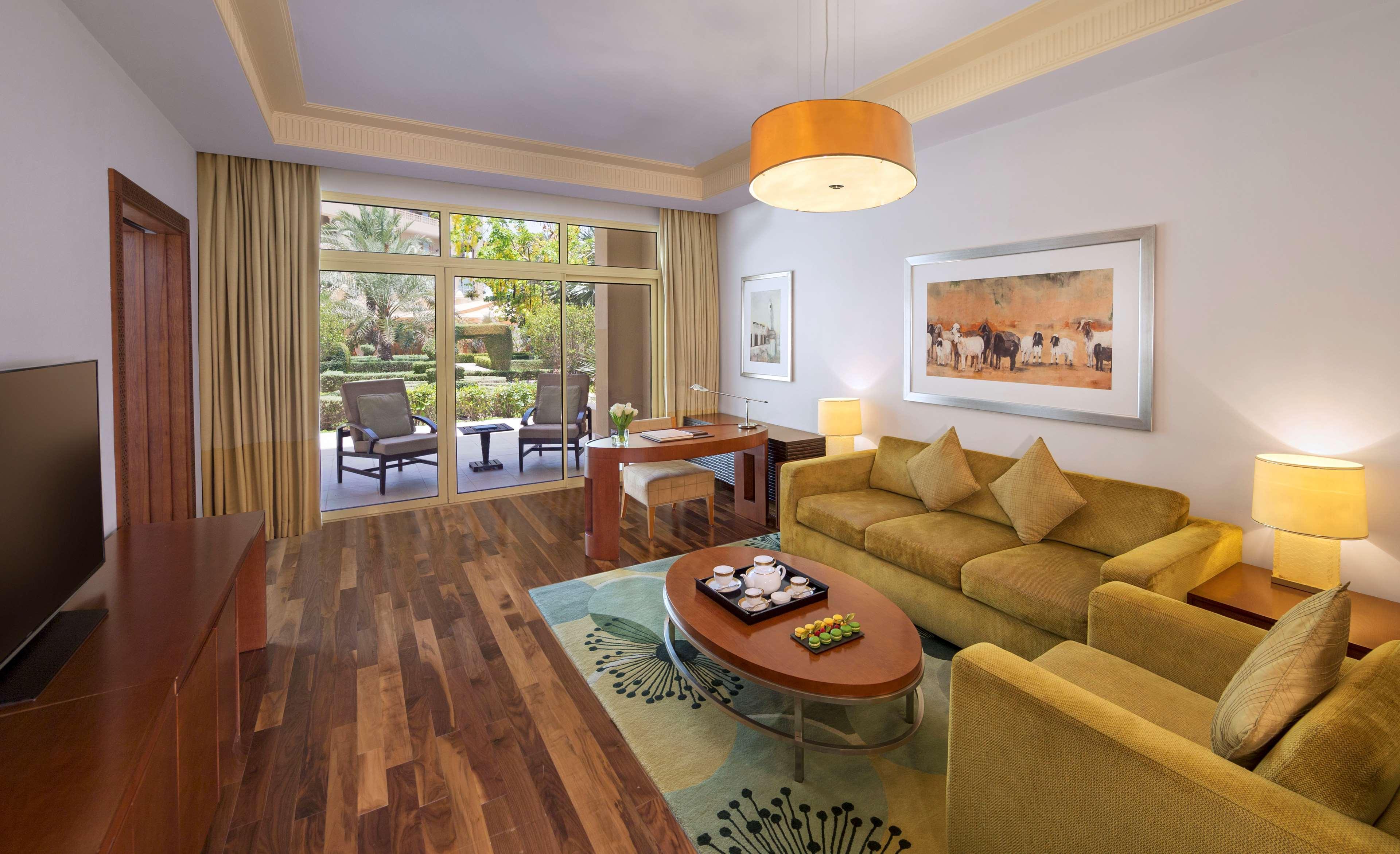 Grand Hyatt Doha Hotel & Villas Exterior photo Living room