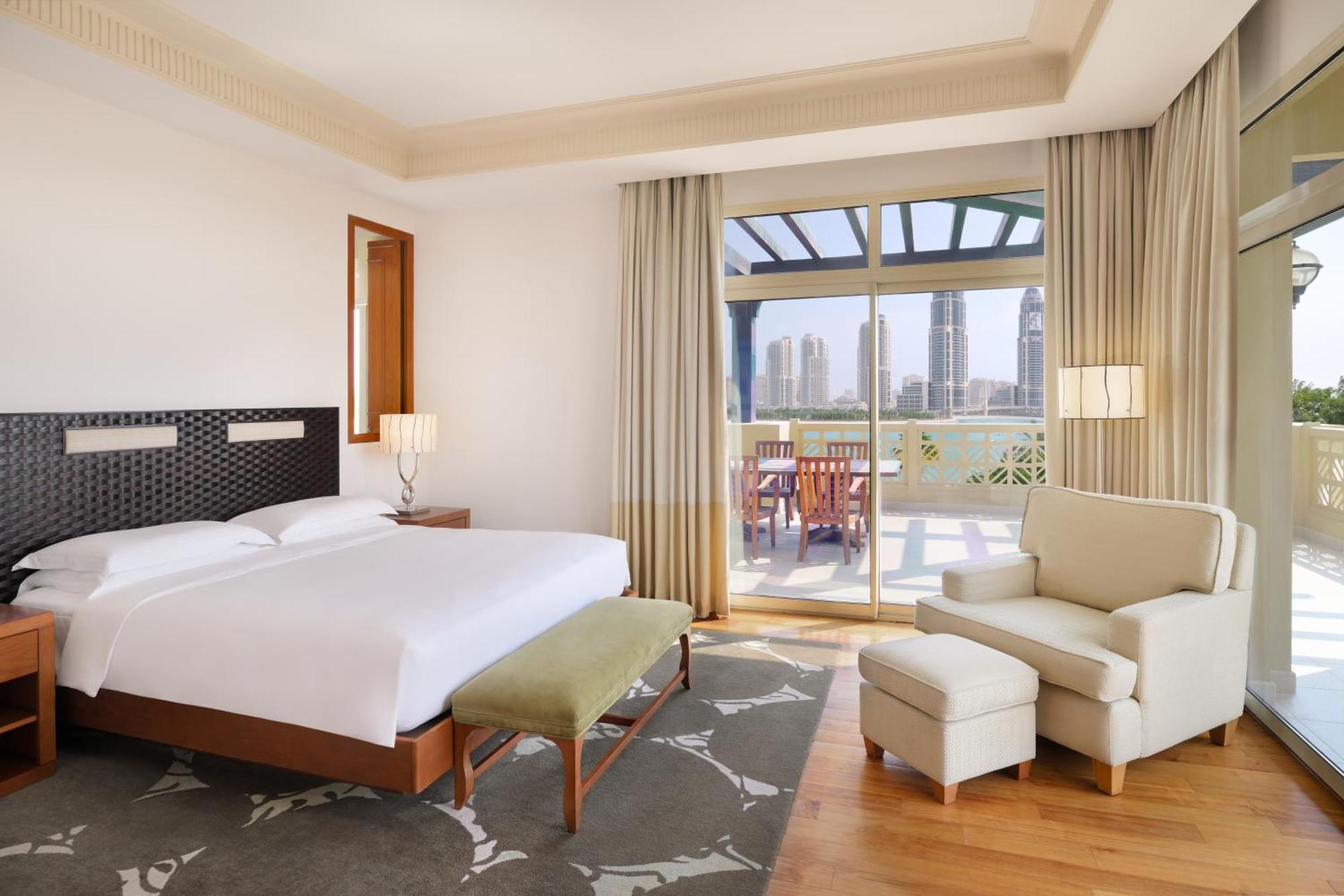 Grand Hyatt Doha Hotel & Villas Exterior photo A bedroom at the hotel